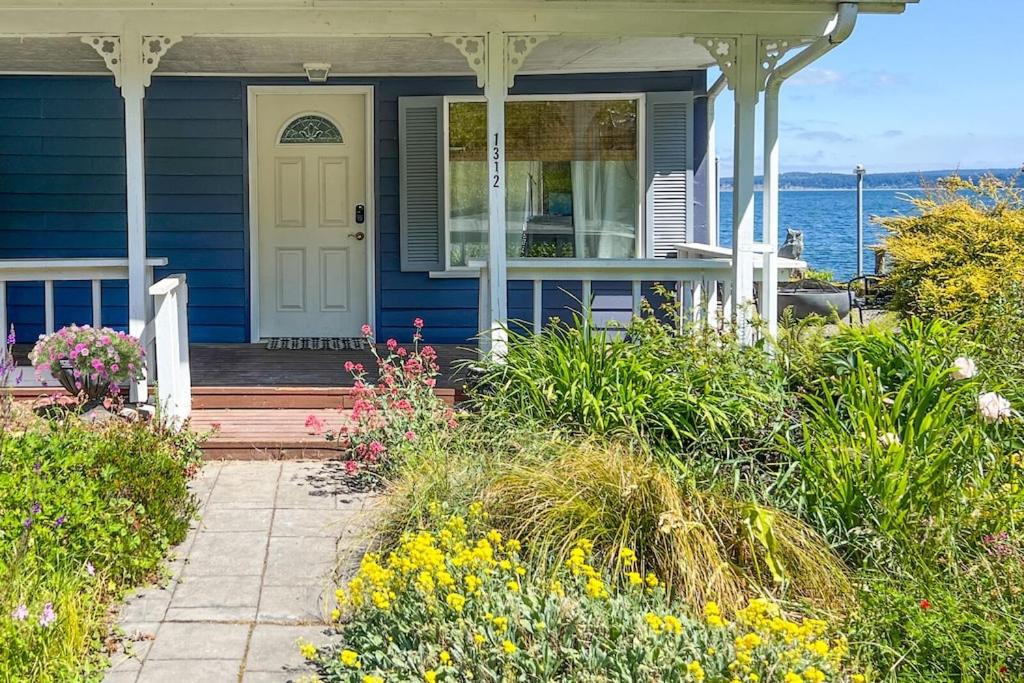 New-private waterfront house on discovery bay