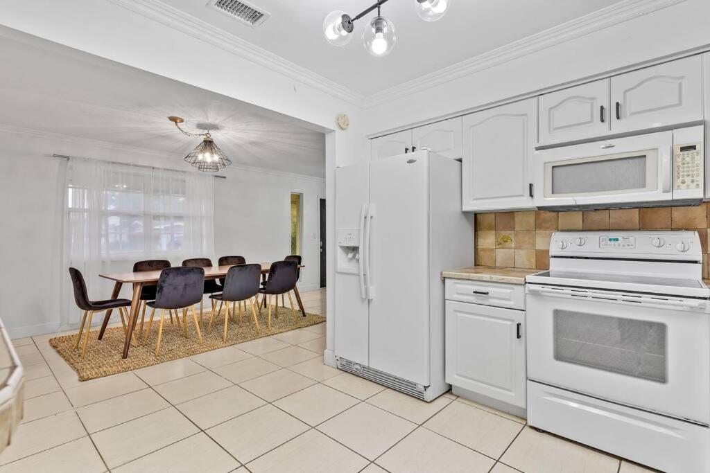 Private Lakefront Home in Miami/Pembroke view 3