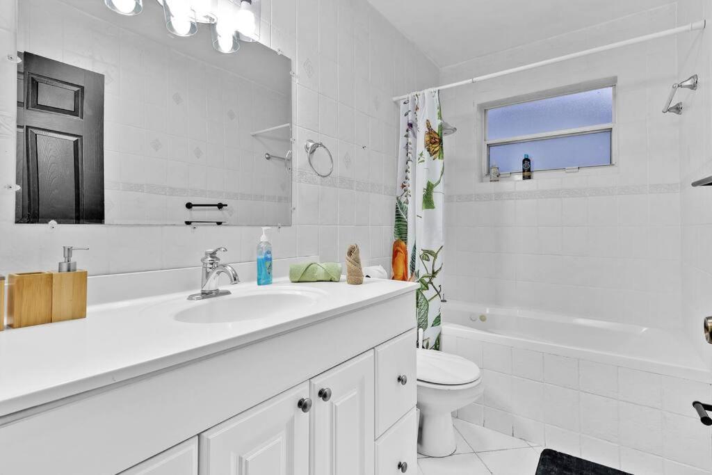 Private Lakefront Home in Miami/Pembroke view 5