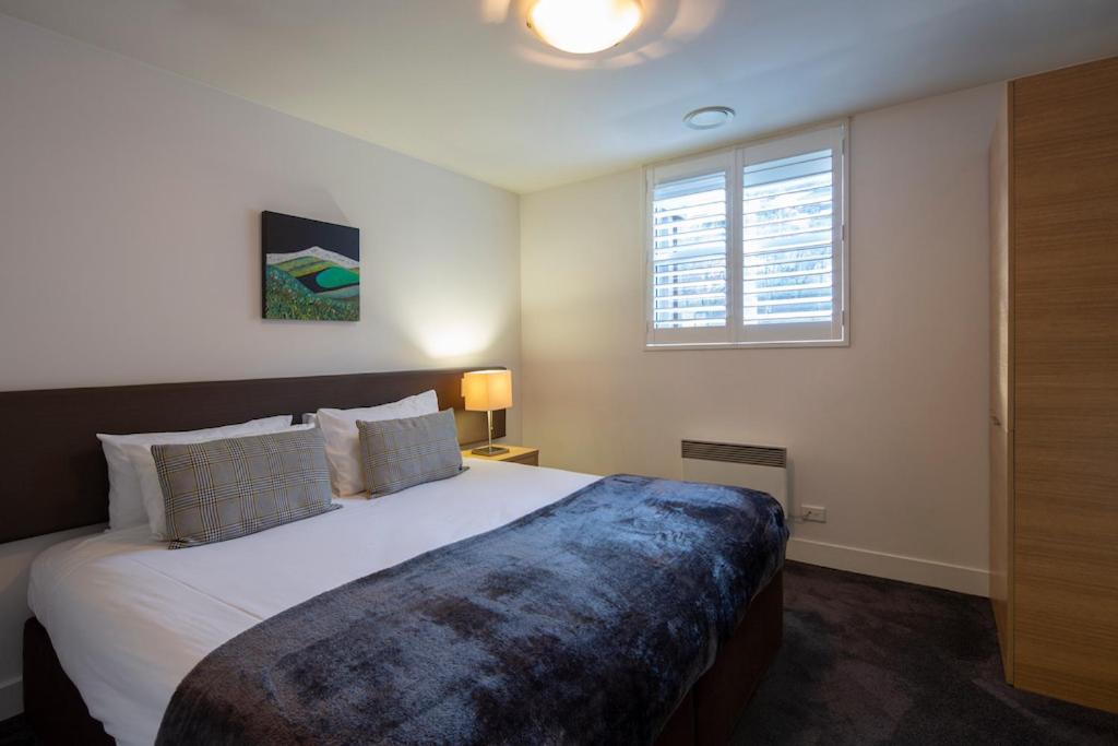 Absolute Lakefront Location - 3 bedroom apartment view 3