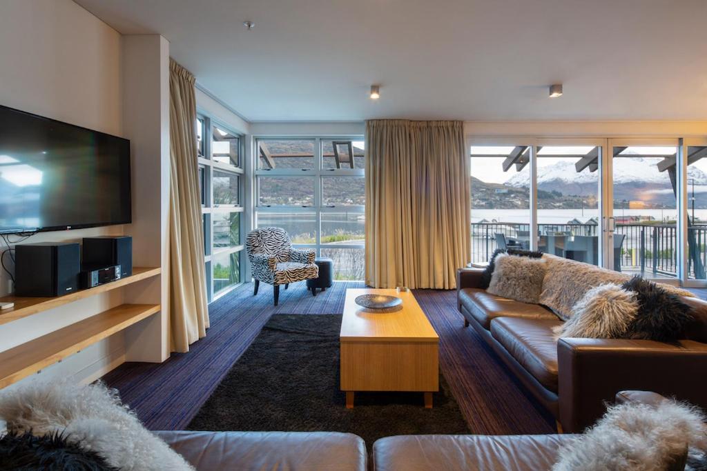 Absolute Lakefront Location - 3 bedroom apartment view 5