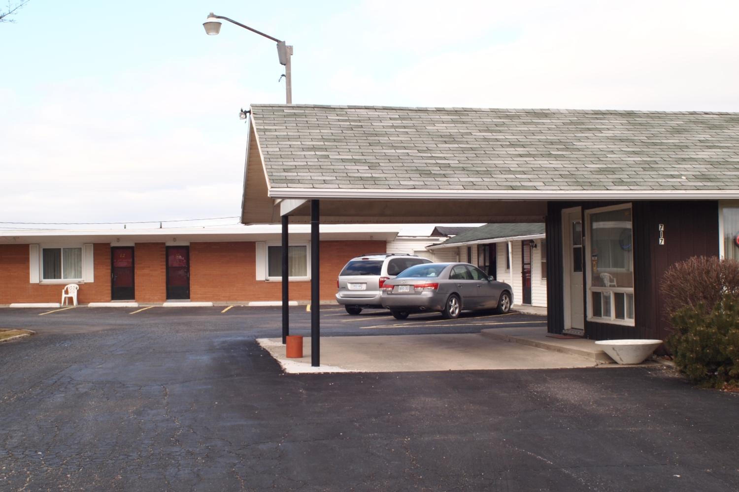 Colonial Motel