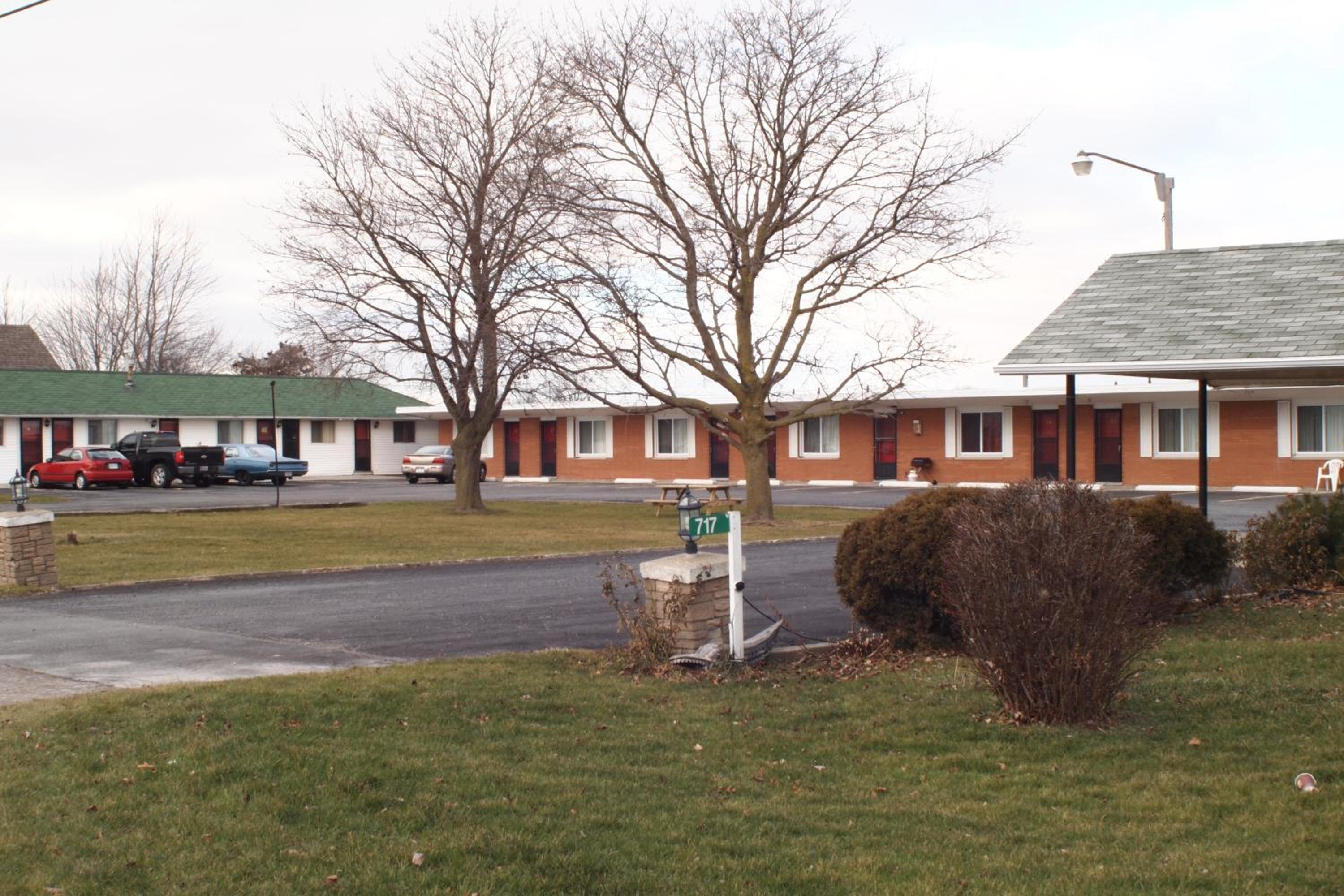 Colonial Motel