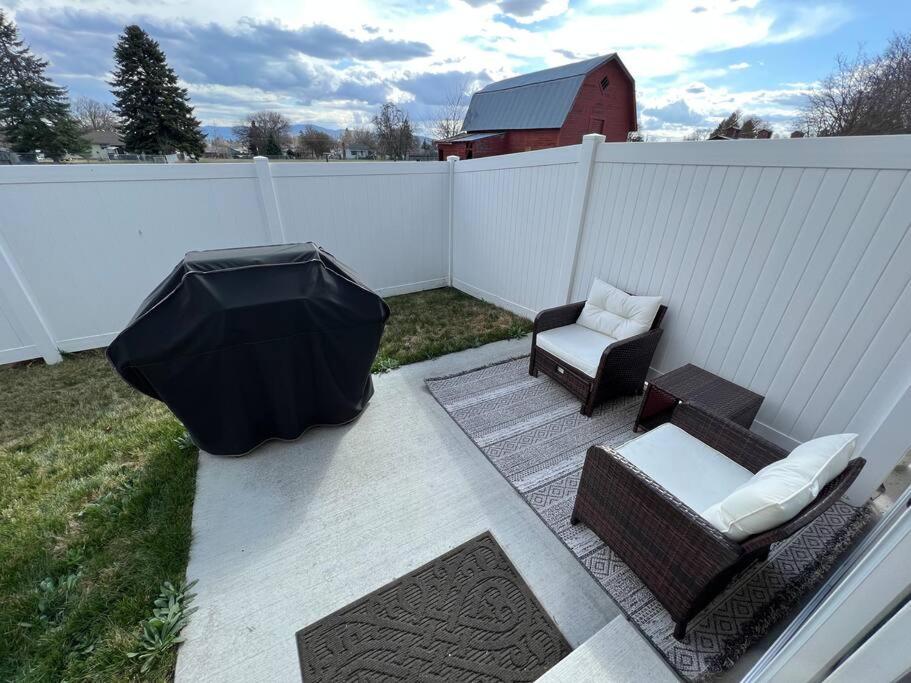 Hotel Modern Decor & Style KING bed Wifi with Garage - Image 1