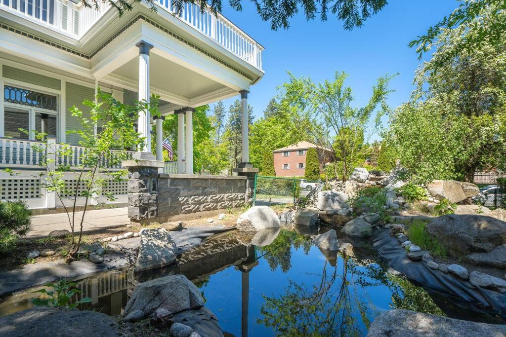 Historic Manor with 8 BDRMS 9 BATHS & 3 Kitchens view 3