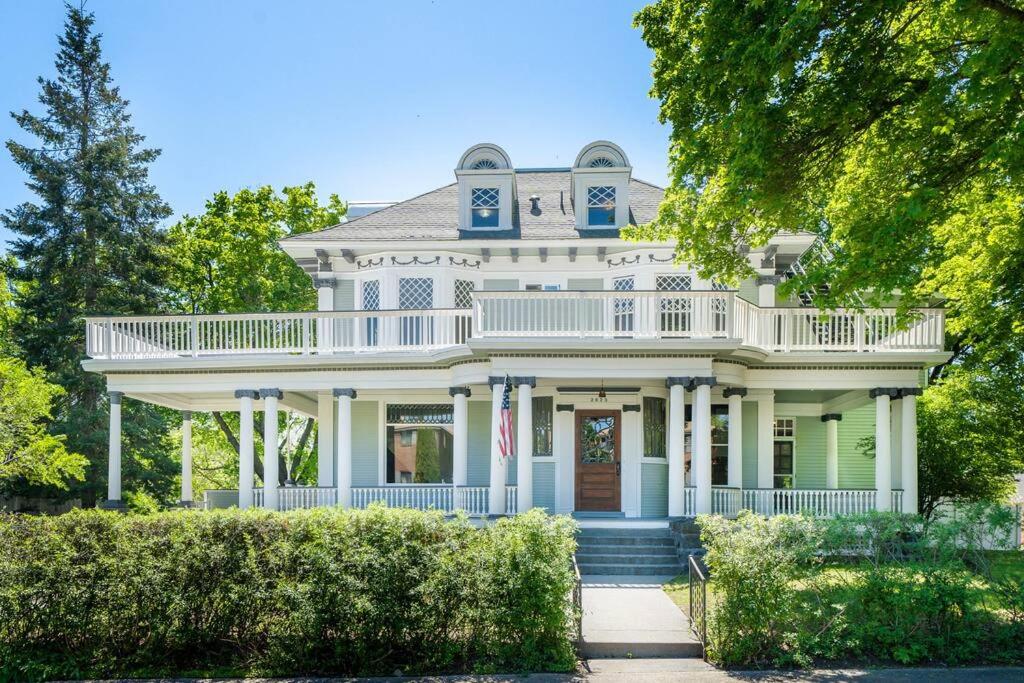 Historic Manor with 8 BDRMS 9 BATHS & 3 Kitchens view 5