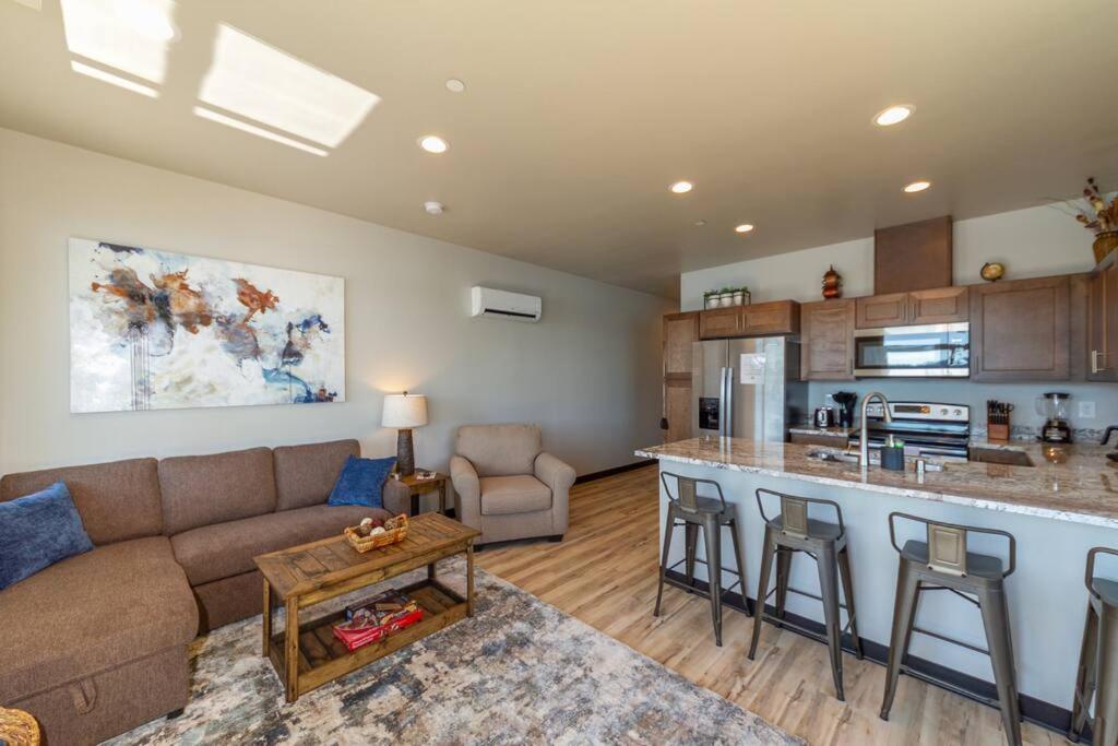 Beautiful Triplex Unit With Spectacular Lake View! view 5