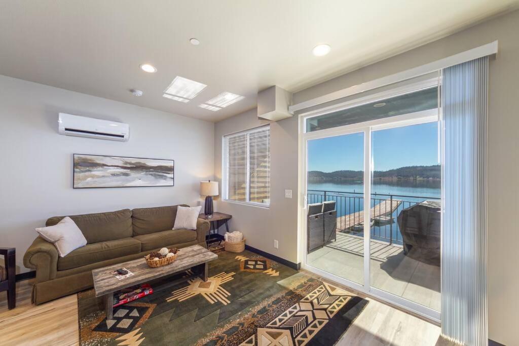 Wonderful Triplex Unit With Spectacular Lake View! view 2