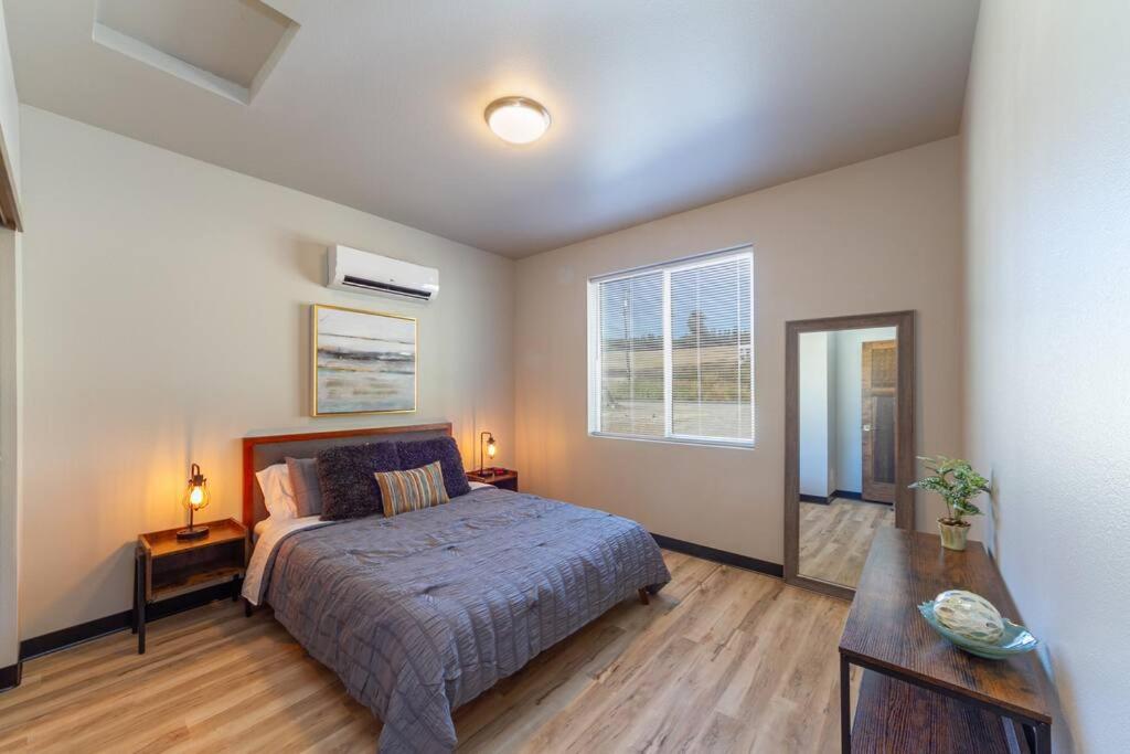Wonderful Triplex Unit With Spectacular Lake View! view 3