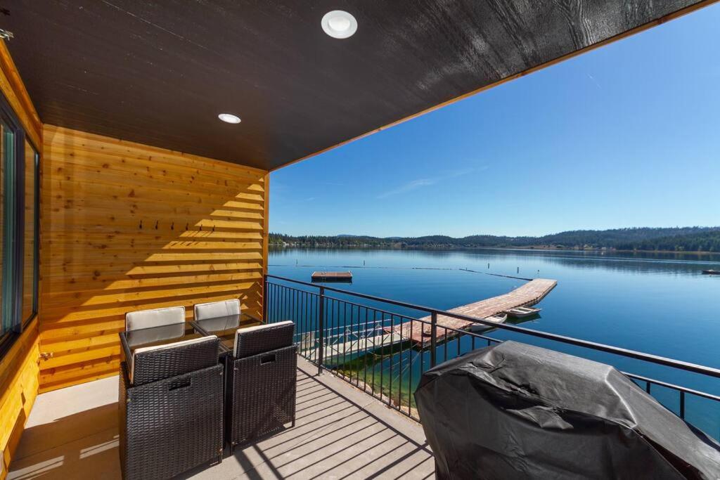 Wonderful Triplex Unit With Spectacular Lake View! view 4