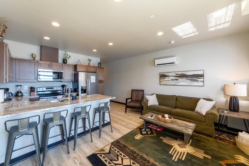 Wonderful Triplex Unit With Spectacular Lake View! view 5