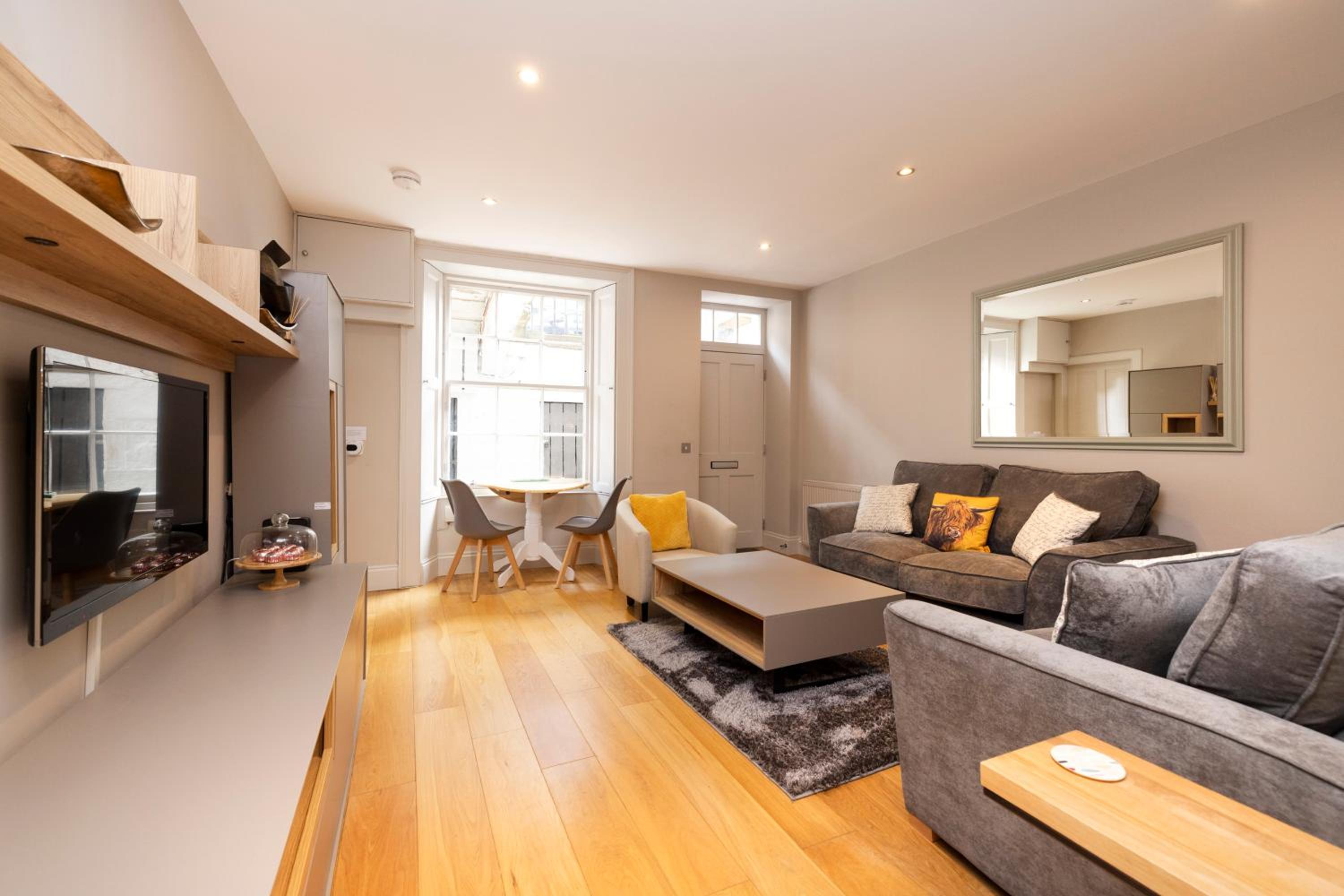 JOIVY Splendid Flat near Edinburgh Castle view 3
