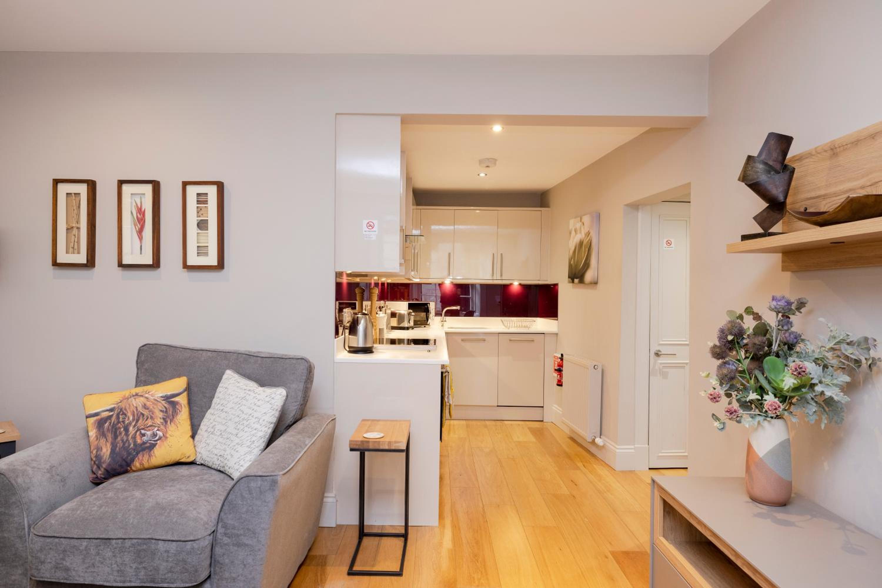 JOIVY Splendid Flat near Edinburgh Castle view 4