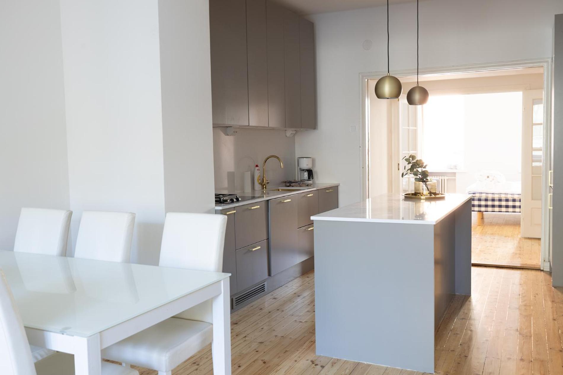 Stylish 3BR Apartment in Center with Sauna Tub view 4