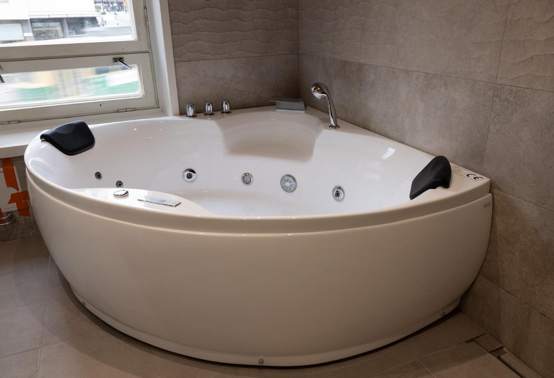Stylish 3BR Apartment in Center with Sauna Tub view 2
