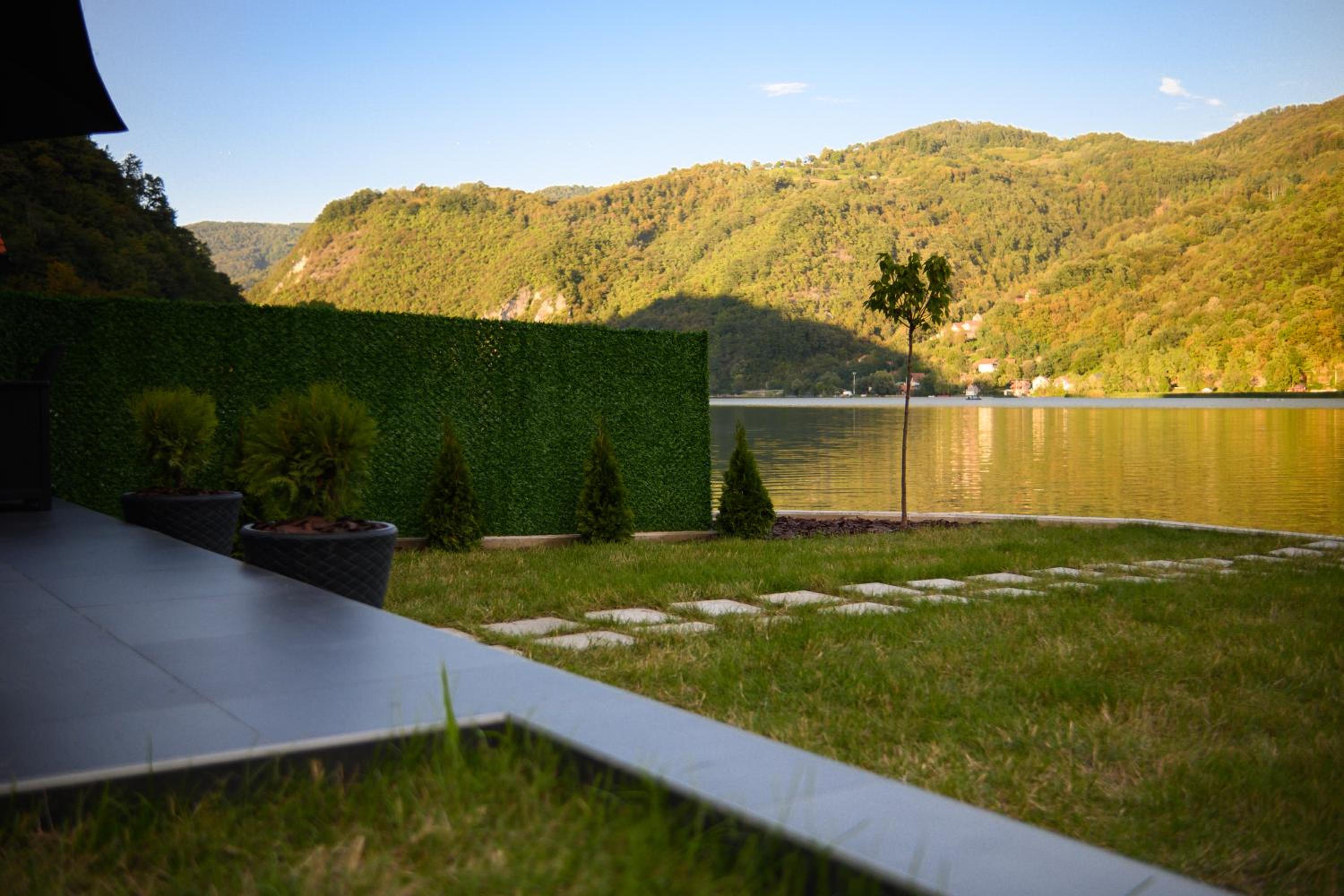 Unique Lake House Paradiso