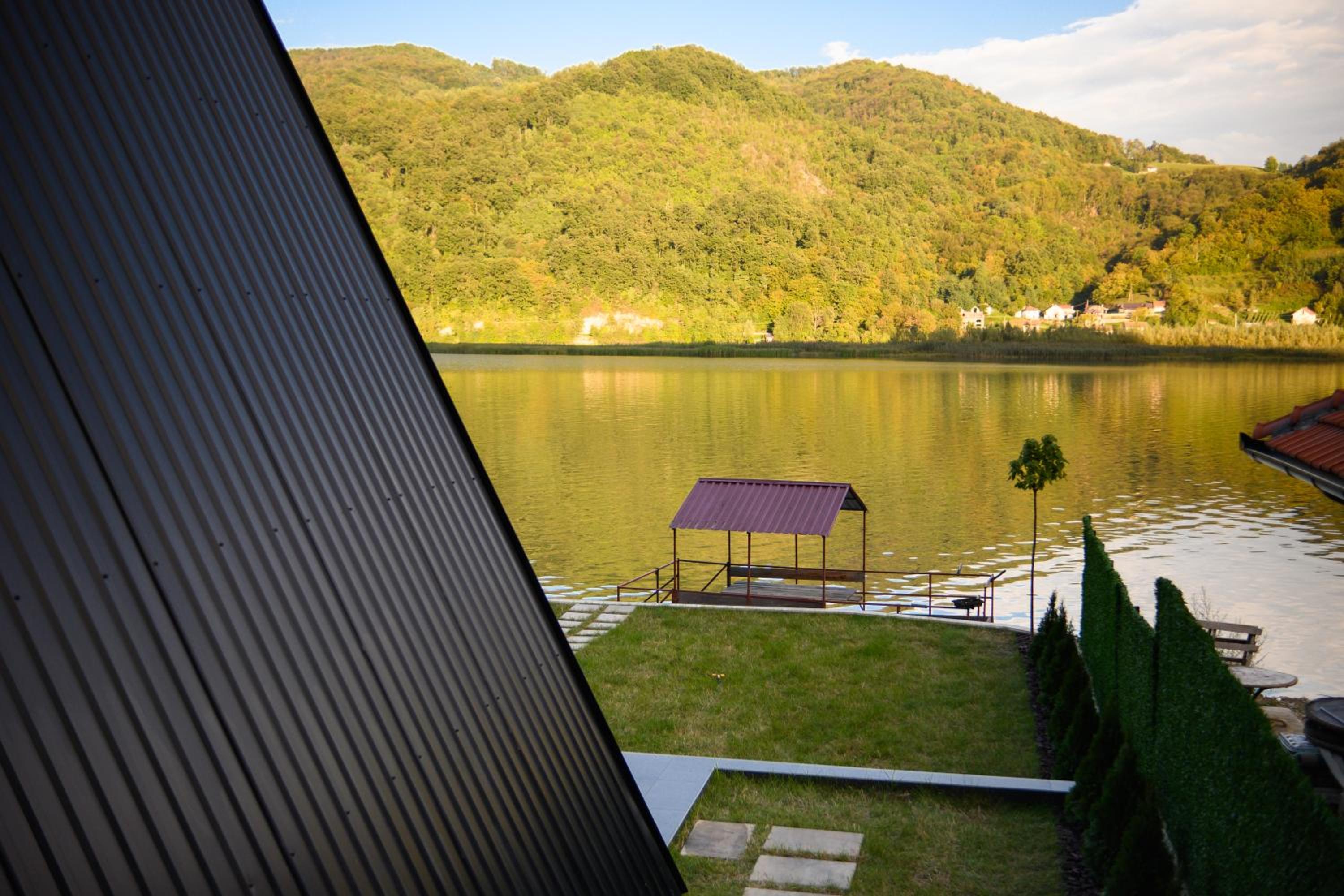 Unique Lake House Paradiso