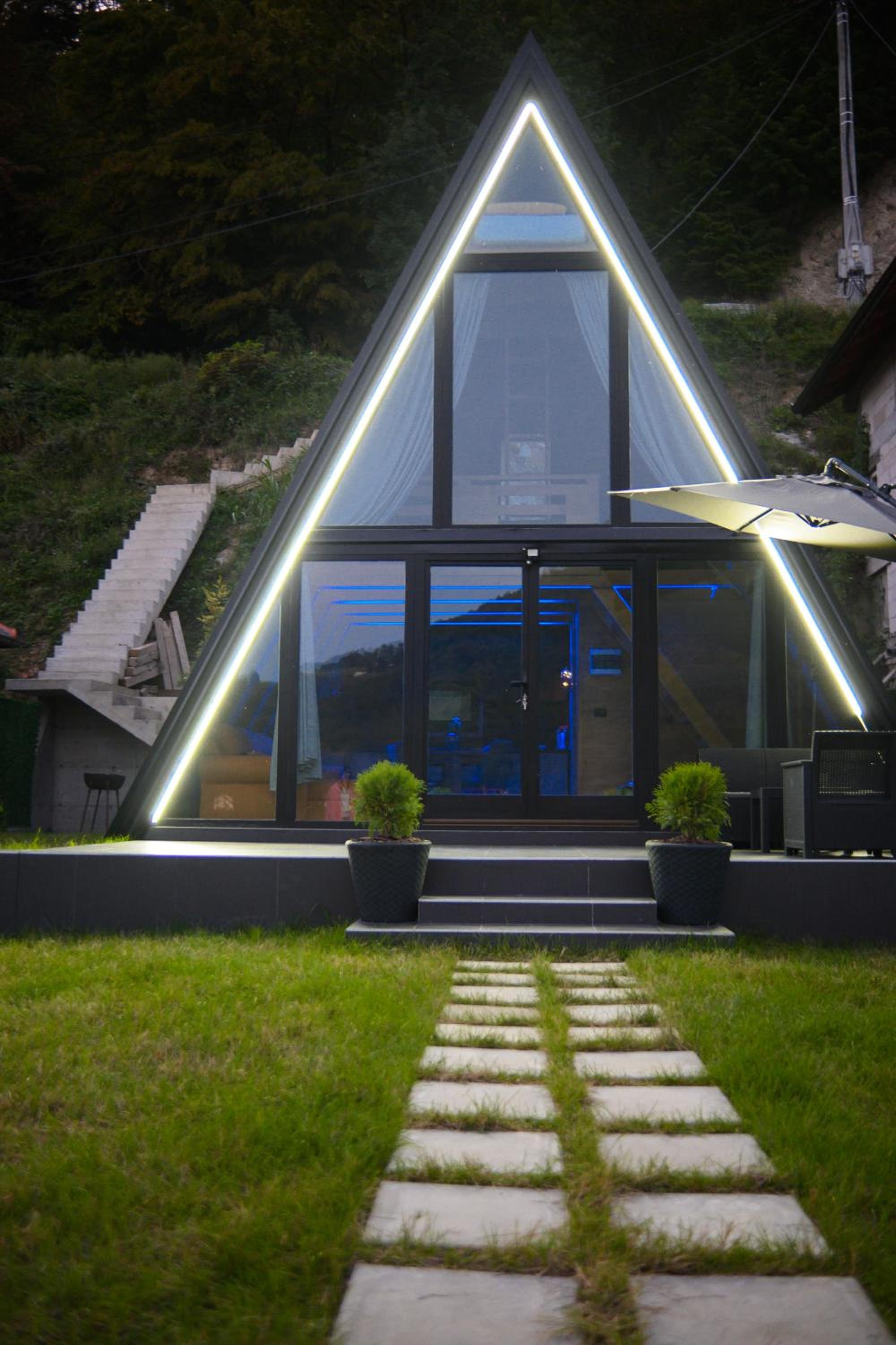Unique Lake House Paradiso