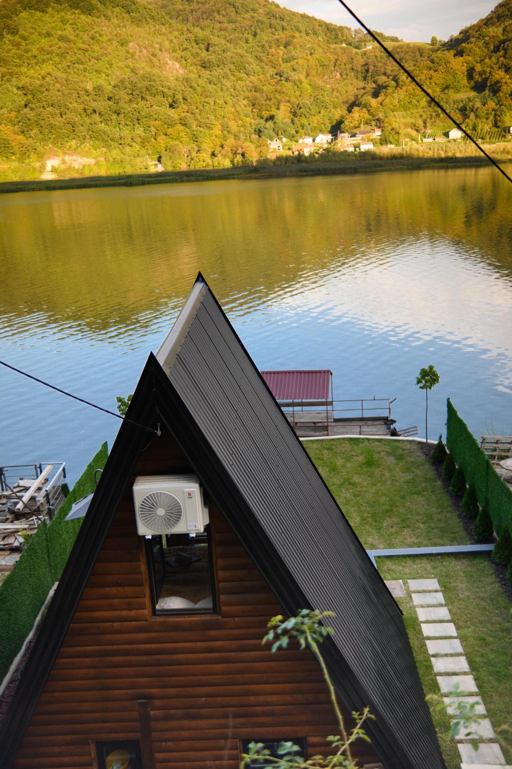 Unique Lake House Paradiso