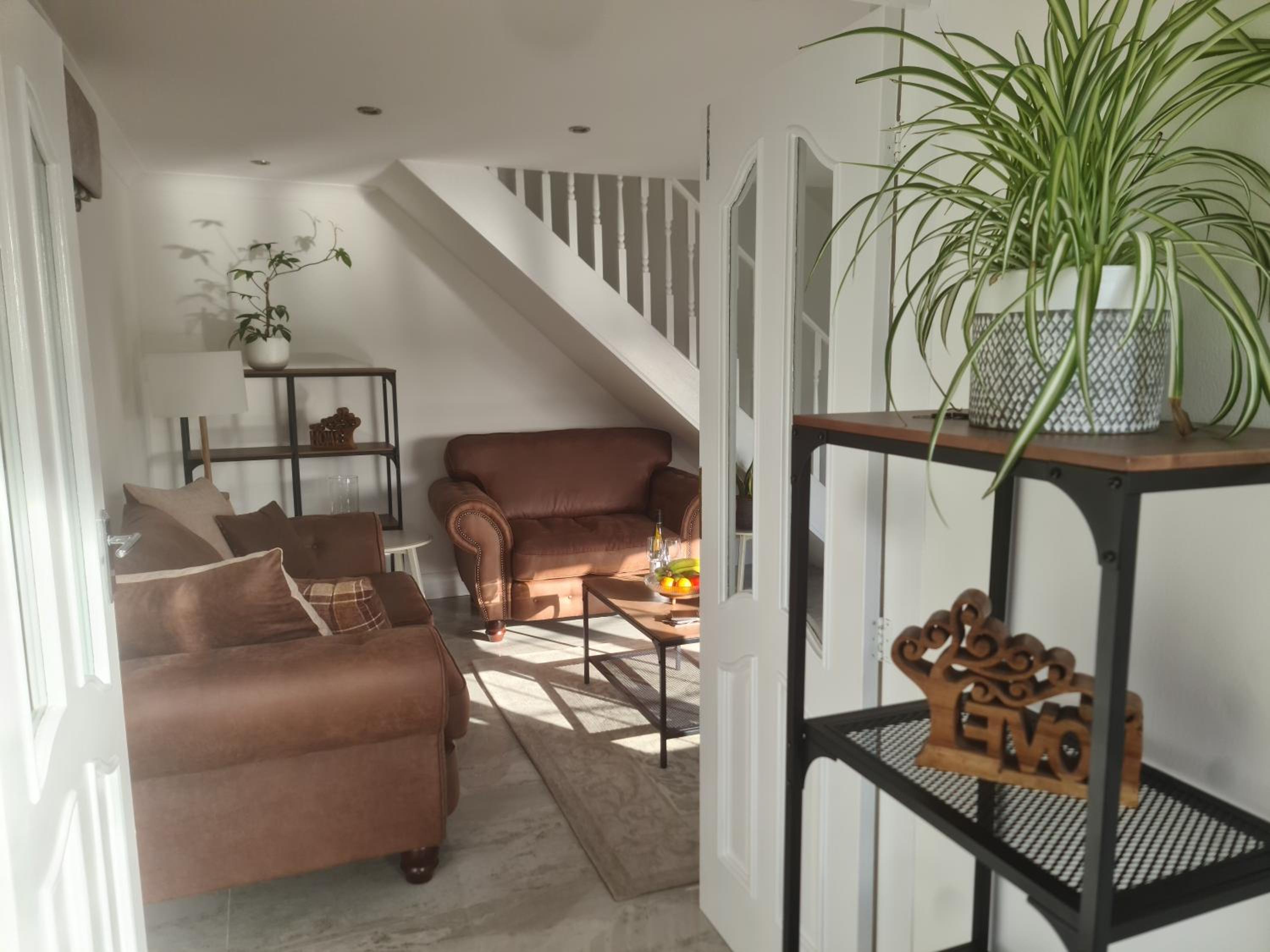 Stunning 3 Bedroom Dutch barn cottage with parking view 3