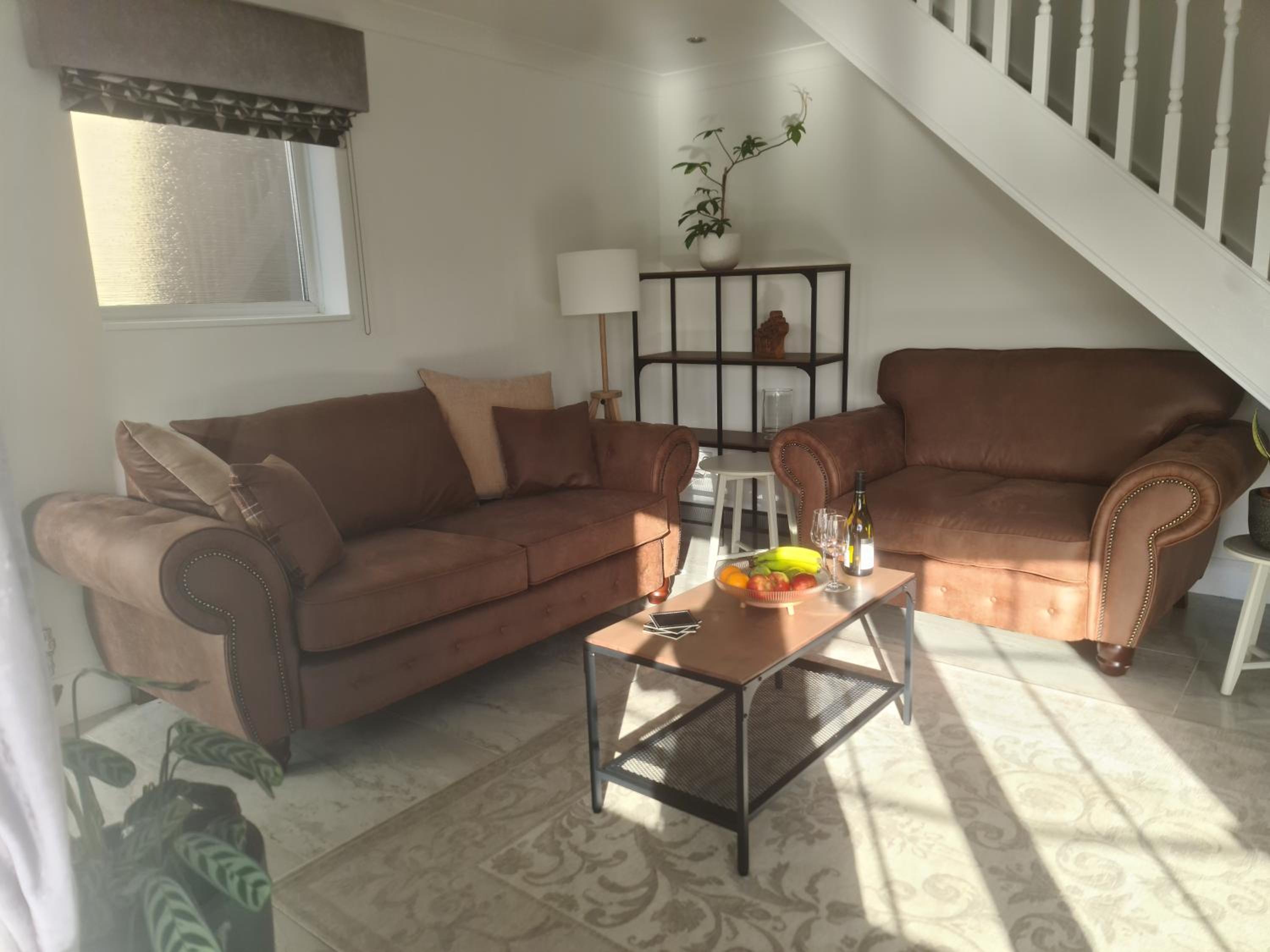 Stunning 3 Bedroom Dutch barn cottage with parking view 4
