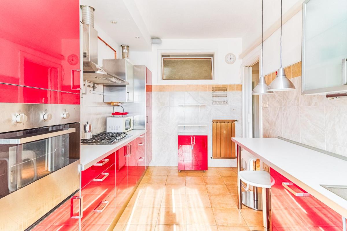 JJ's Place en Trieste — kitchen
