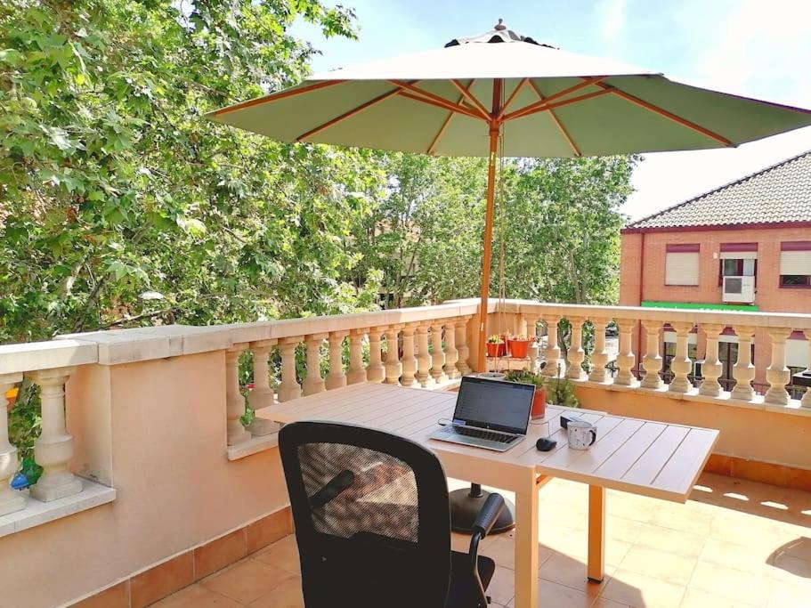 Ático con terraza, parking y chimenea junto a Universidad
