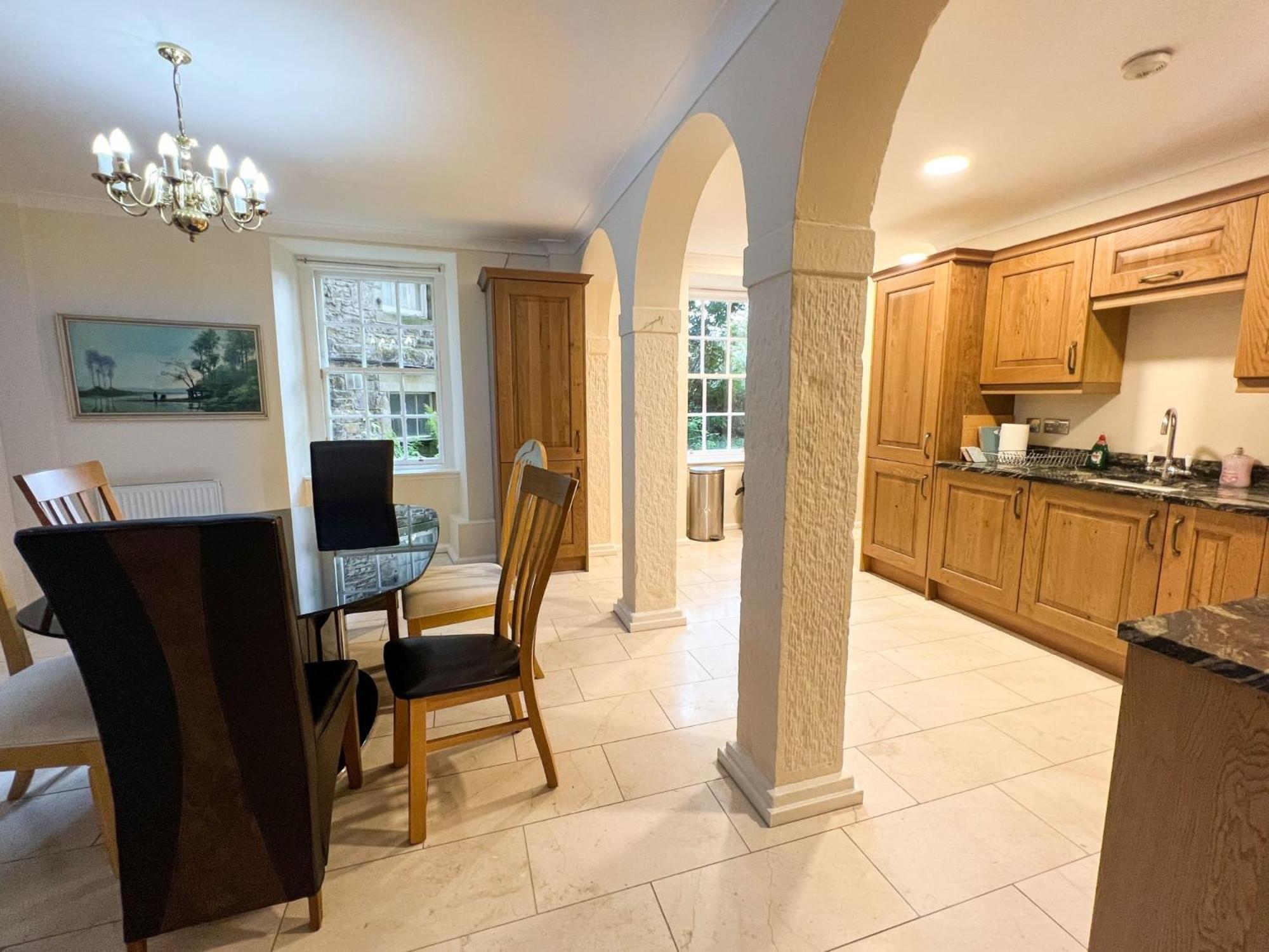 Spacious Flat Sleeps 8 near Princes Street view 5