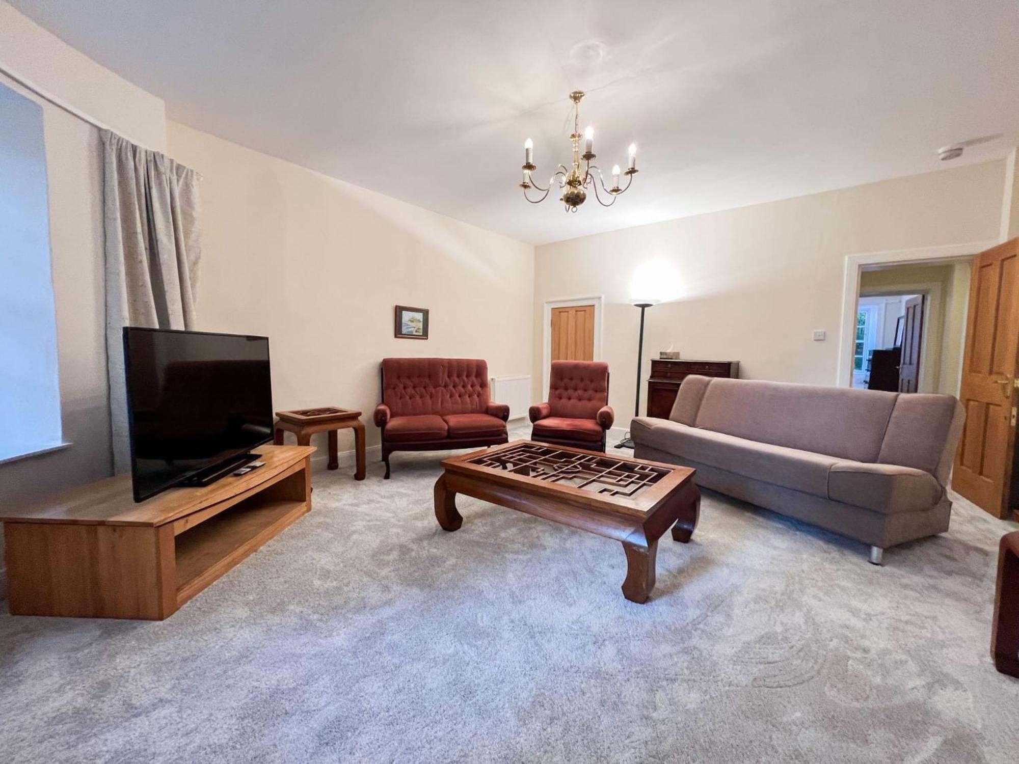 Spacious Flat Sleeps 8 near Princes Street view 4