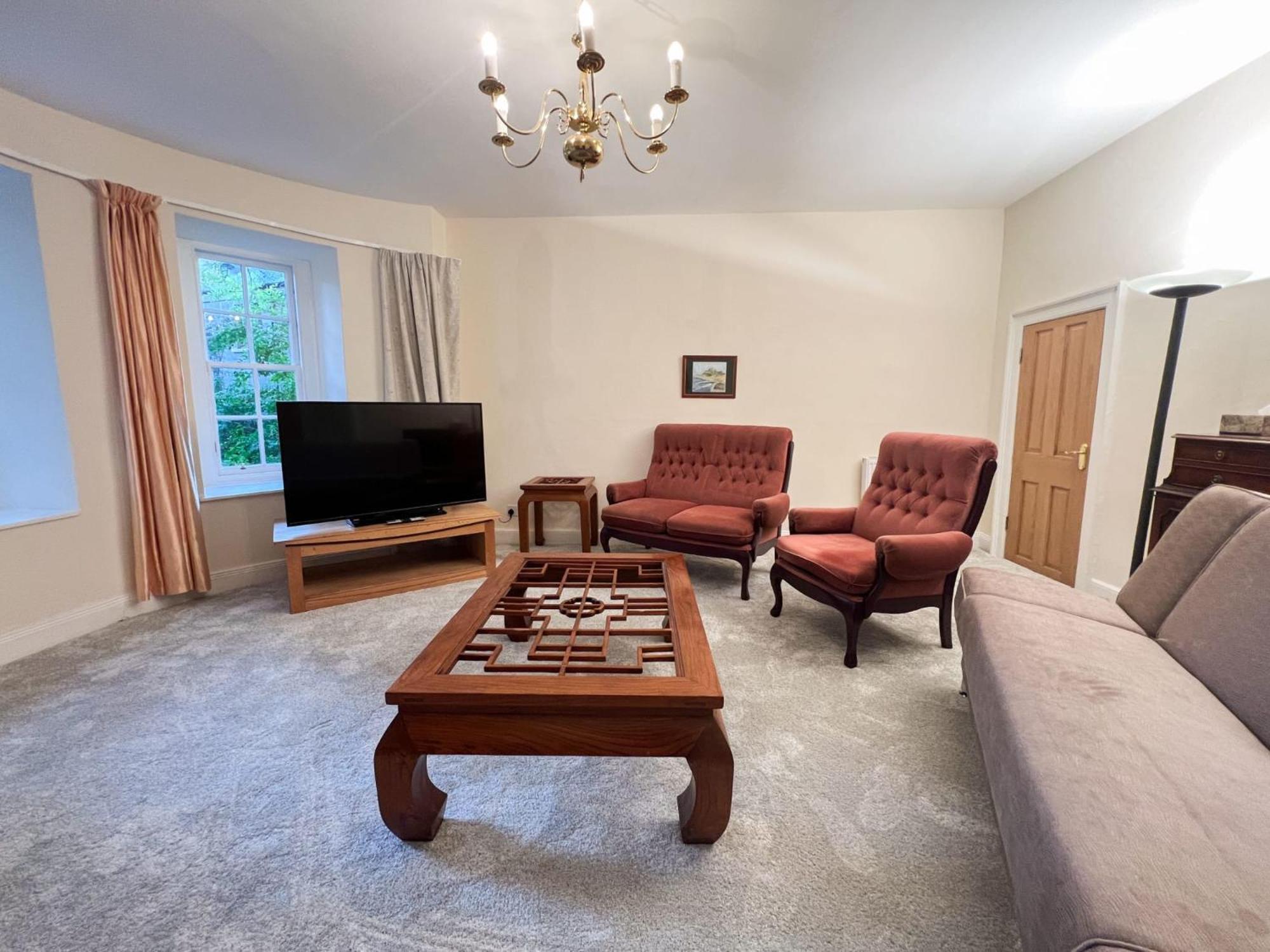 Spacious Flat Sleeps 8 near Princes Street view 3