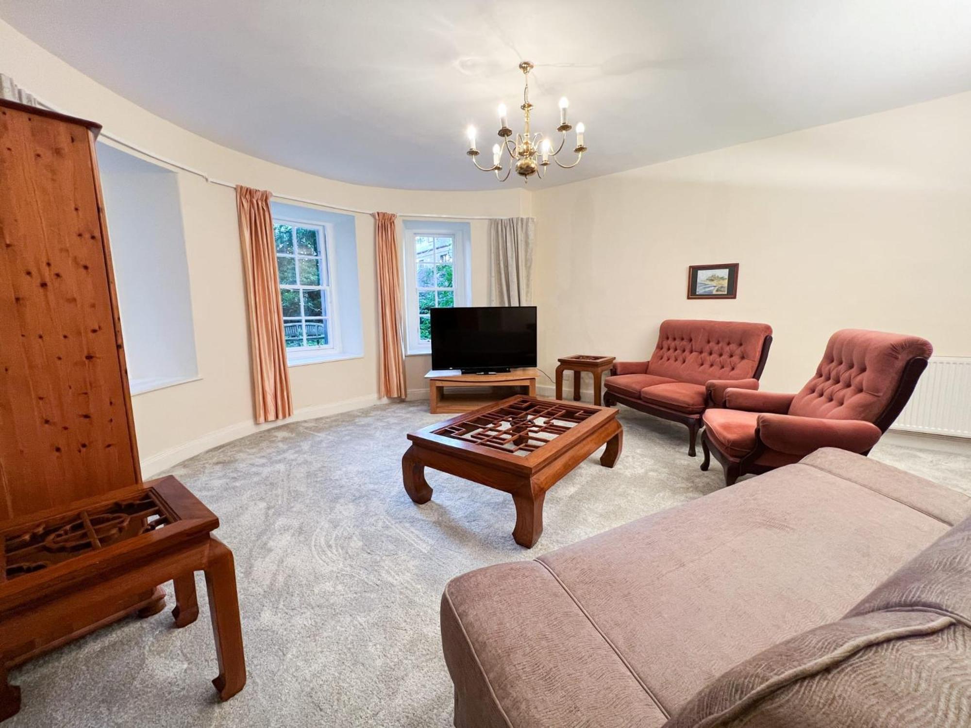 Spacious Flat Sleeps 8 near Princes Street view 2