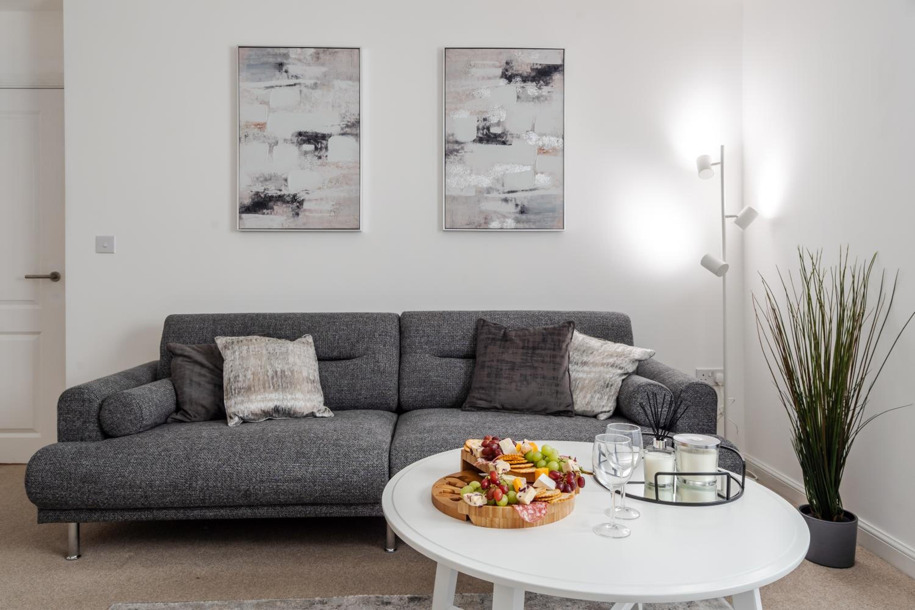 Lovely Modern 2 Bed City Centre Apartment with FREE parking - Double or Twin Beds Available view 4