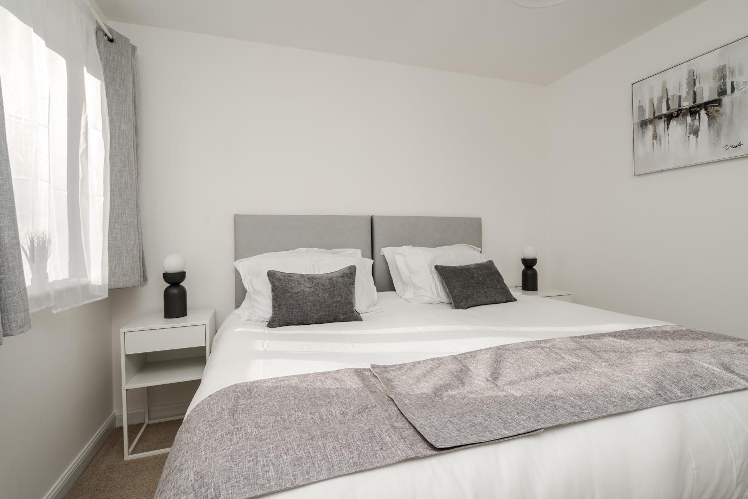 Lovely Modern 2 Bed City Centre Apartment with FREE parking - Double or Twin Beds Available view 2