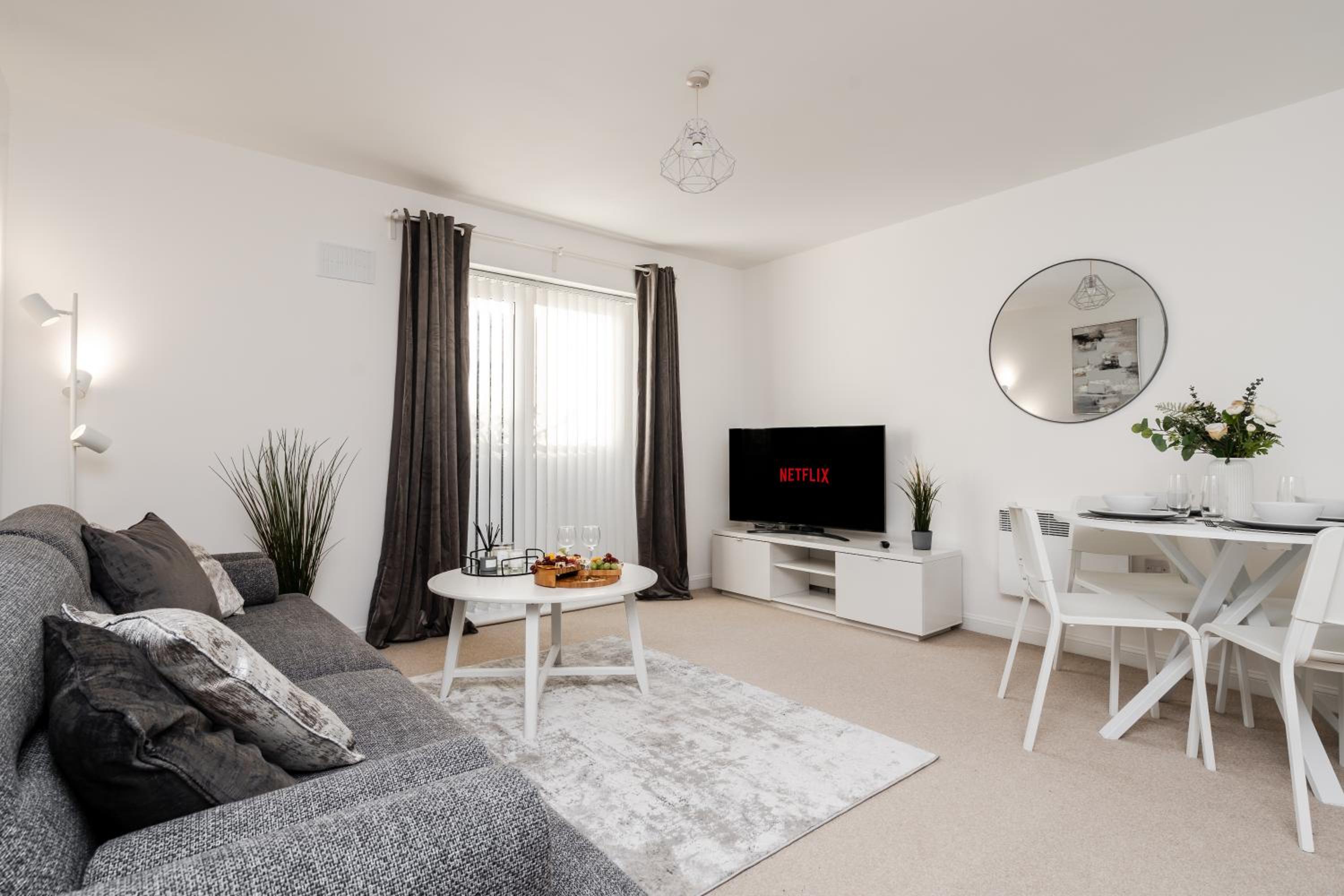 Lovely Modern 2 Bed City Centre Apartment with FREE parking - Double or Twin Beds Available view 5