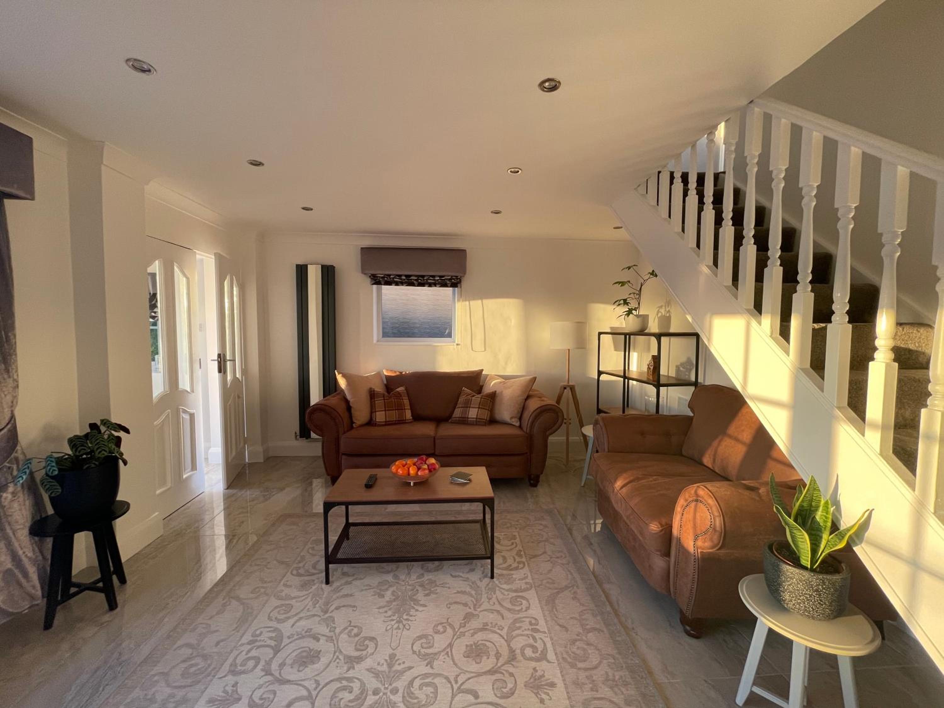 Stunning 3 Bedroom Dutch barn cottage with parking view 2