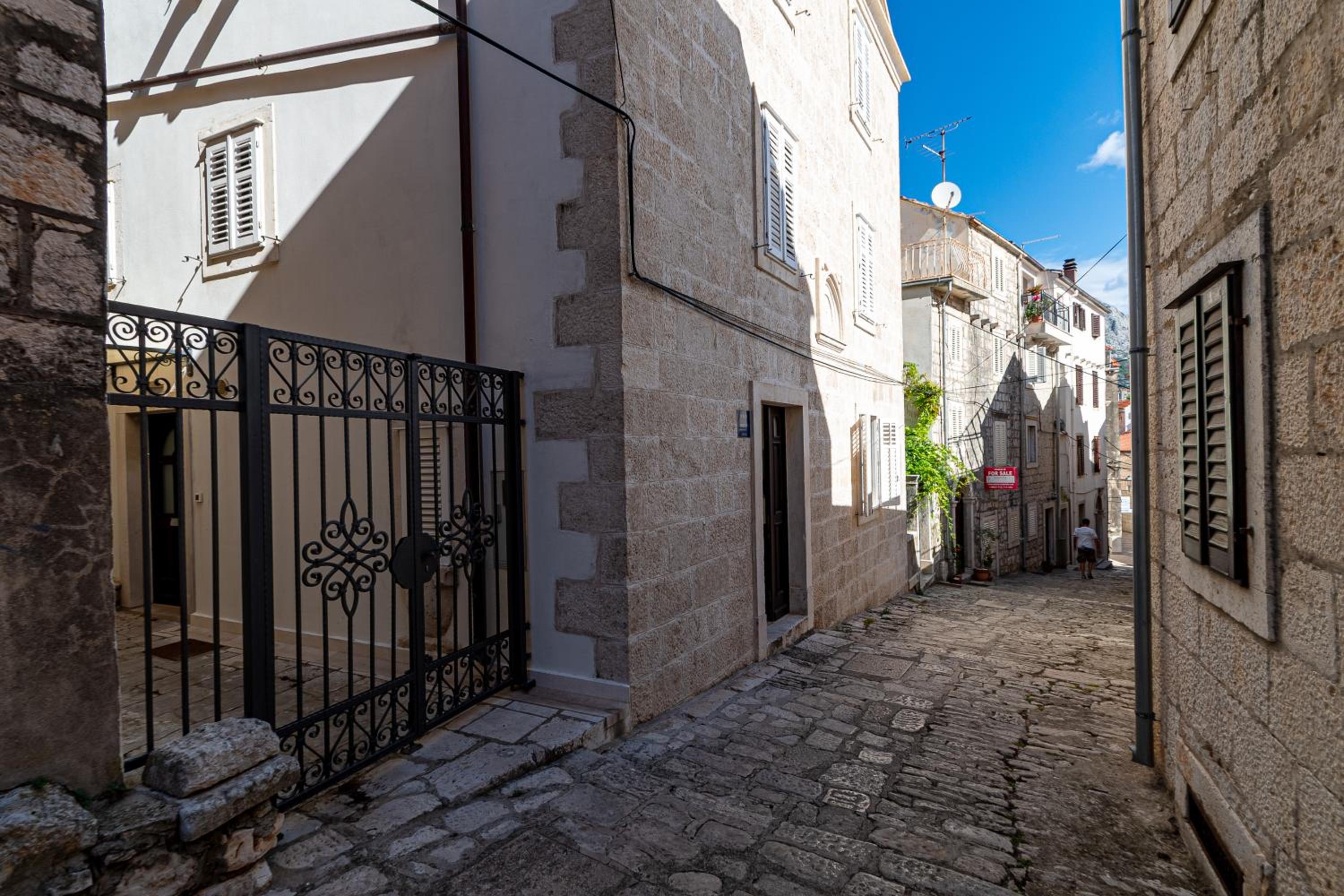 City Center Pelavin Mir view 4