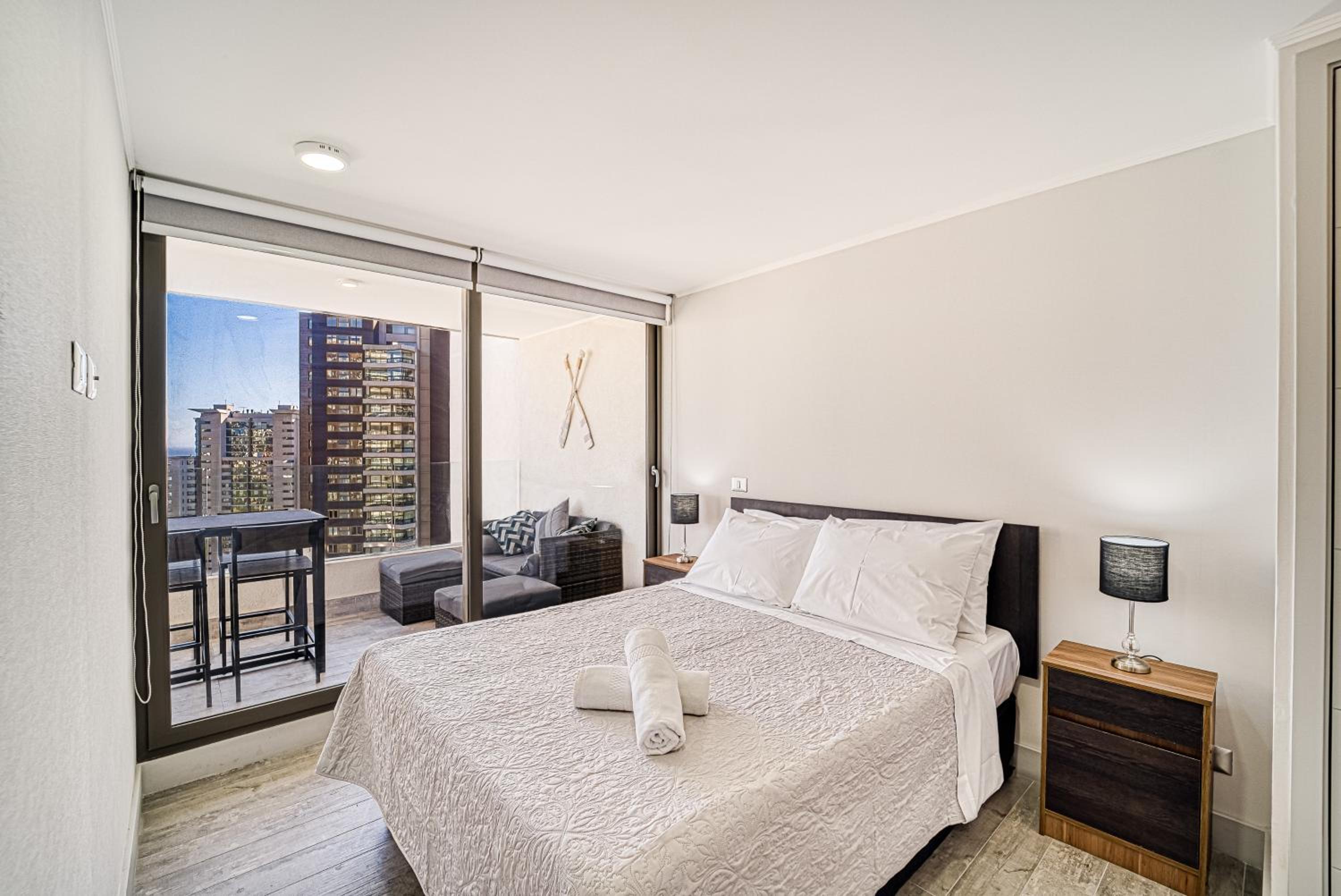 Galerna Home 2BR W/Balcony, Wifi & Parking.