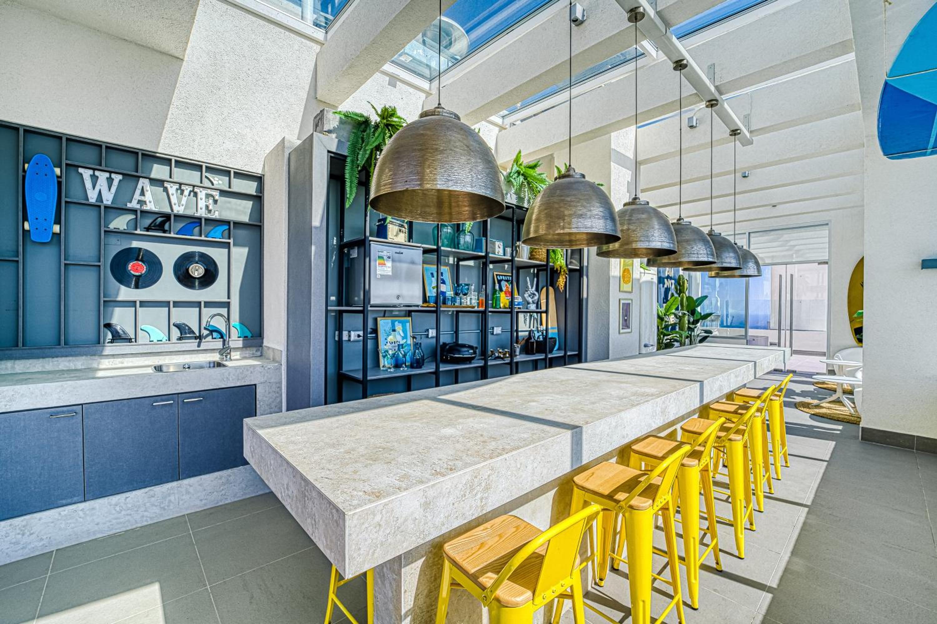Galerna Home 2BR W/Balcony, Wifi & Parking.