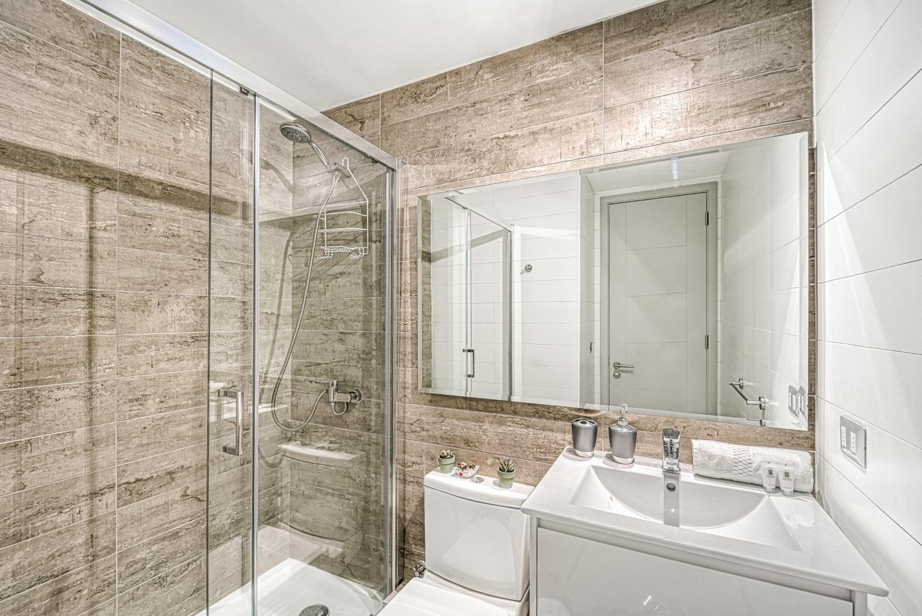 Galerna Home 2BR W/Balcony, Wifi & Parking.