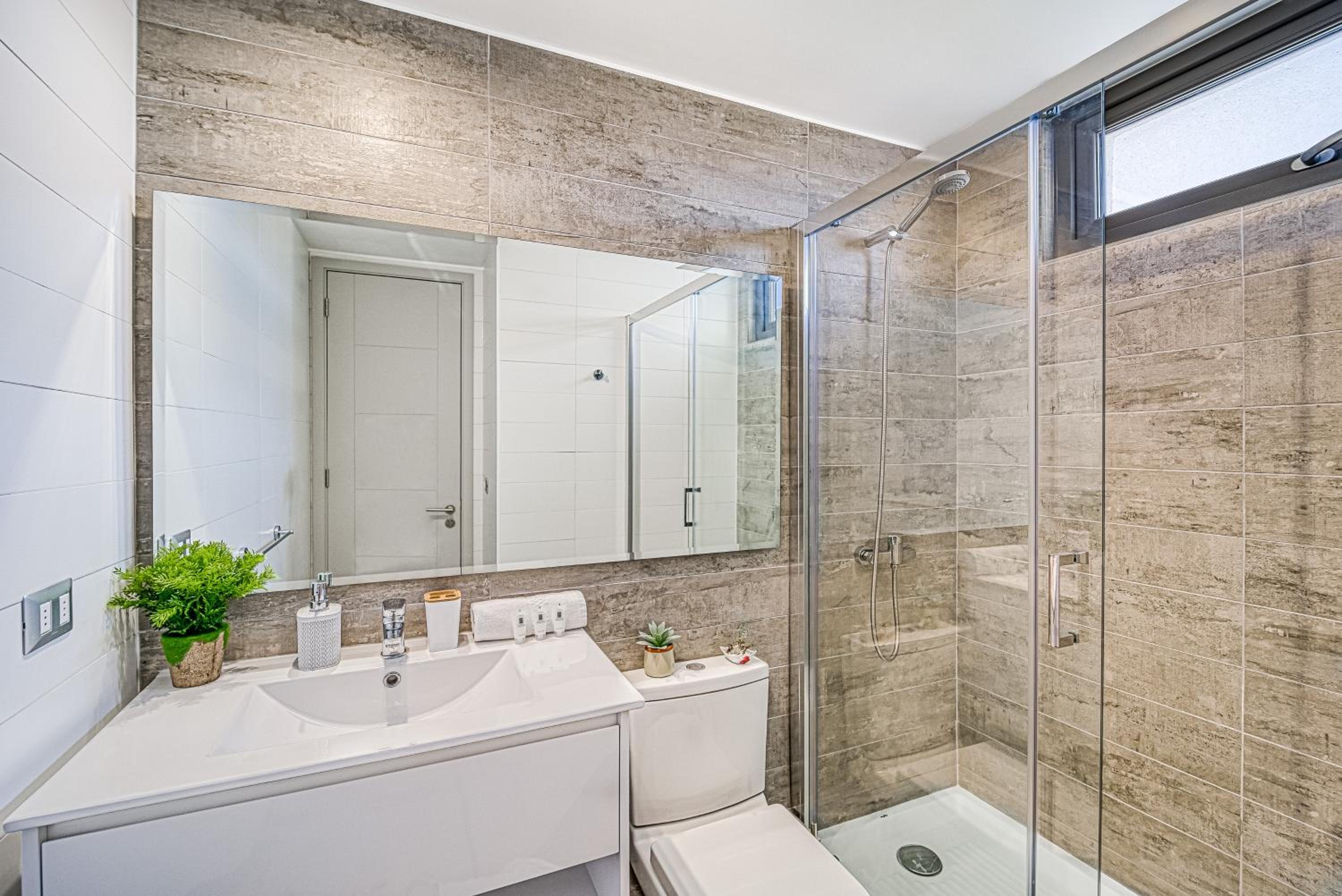 Galerna Home 2BR W/Balcony, Wifi & Parking.