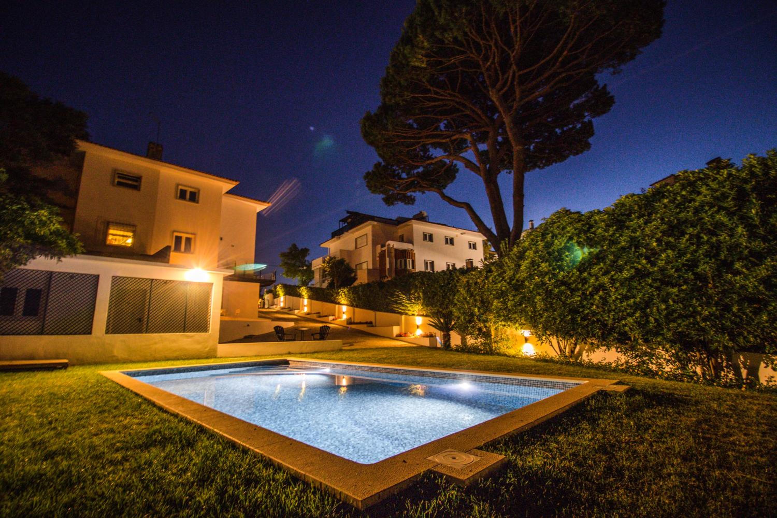 188 Apartments - Lantana - pool, garden and patio view 4