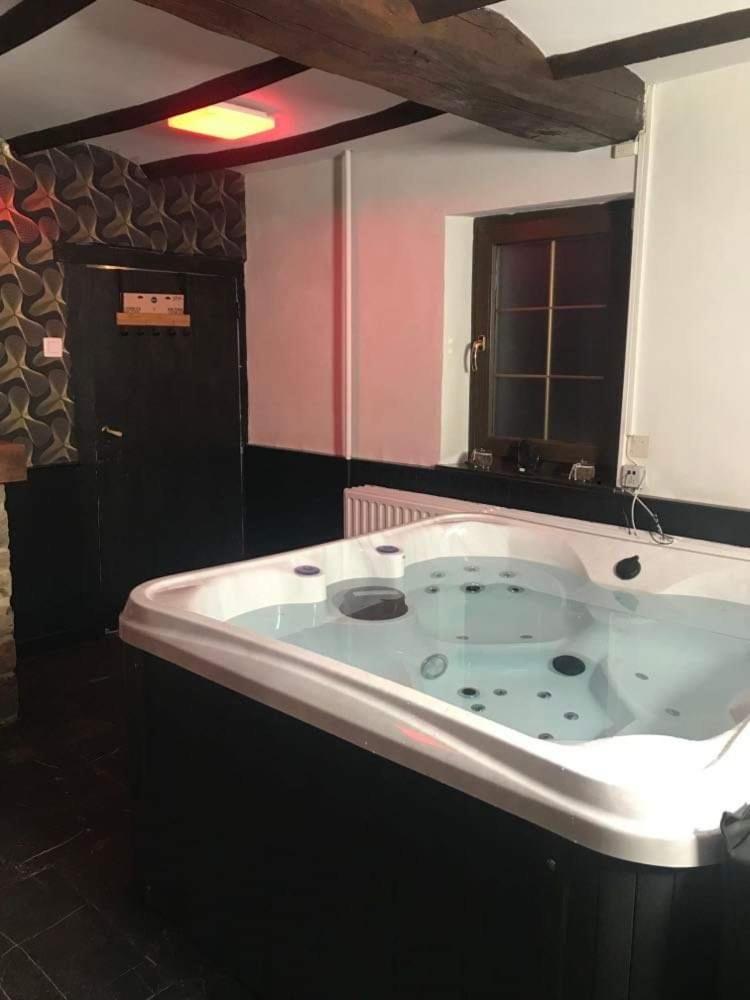 Casa Wellness Floreffe jacuzzi