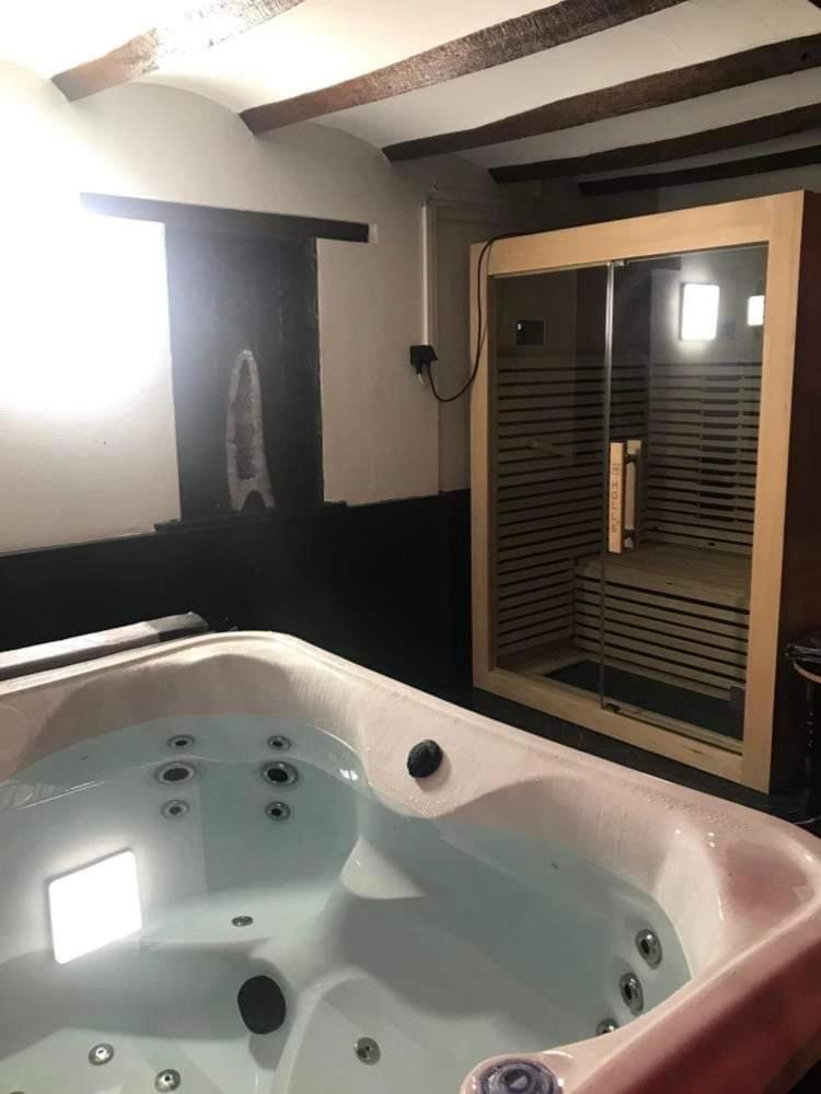 Casa Wellness Floreffe jacuzzi