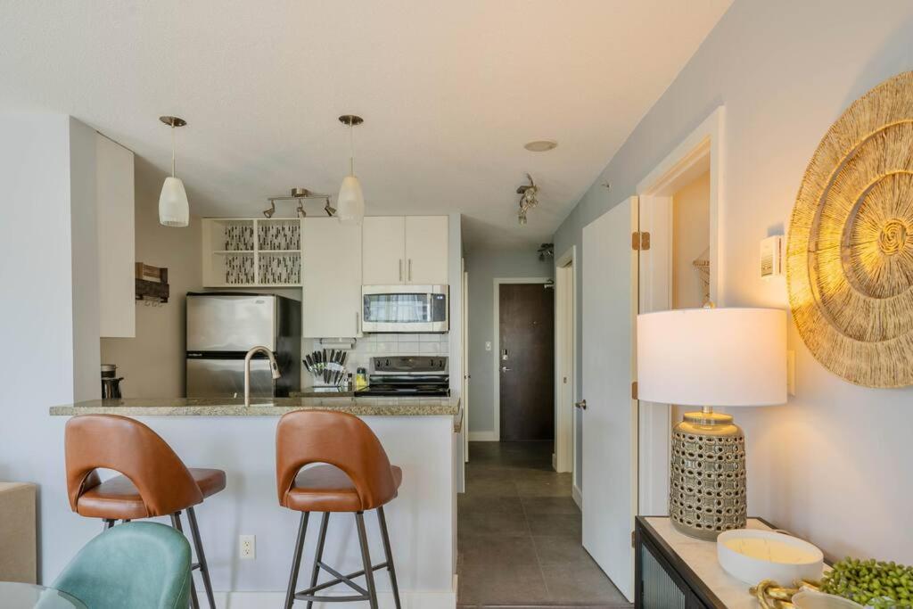 Downtown King Suite-Surround Views-Pool/Gym/Parkng