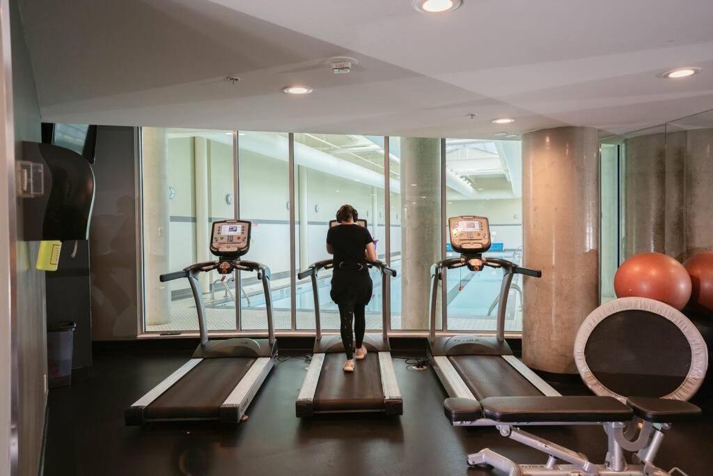 Downtown King Suite-Surround Views-Pool/Gym/Parkng