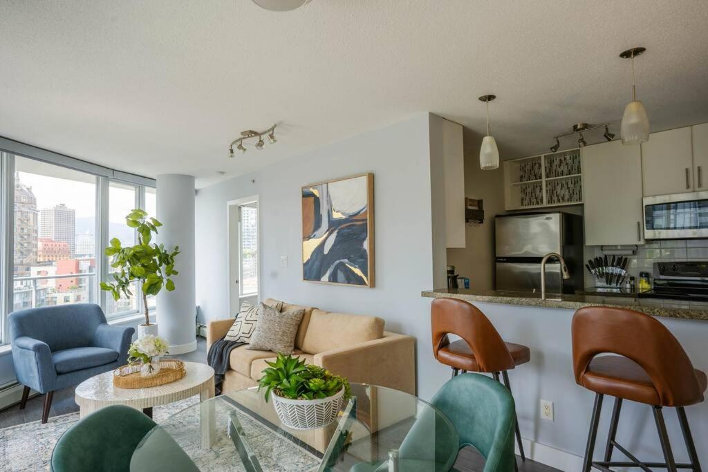 Downtown King Suite-Surround Views-Pool/Gym/Parkng