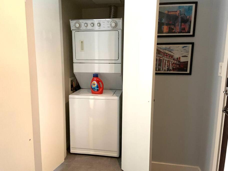 Downtown King Suite-Surround Views-Pool/Gym/Parkng