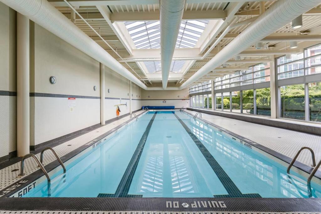 Downtown King Suite-Surround Views-Pool/Gym/Parkng