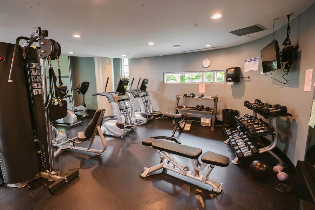 Downtown King Suite-Surround Views-Pool/Gym/Parkng