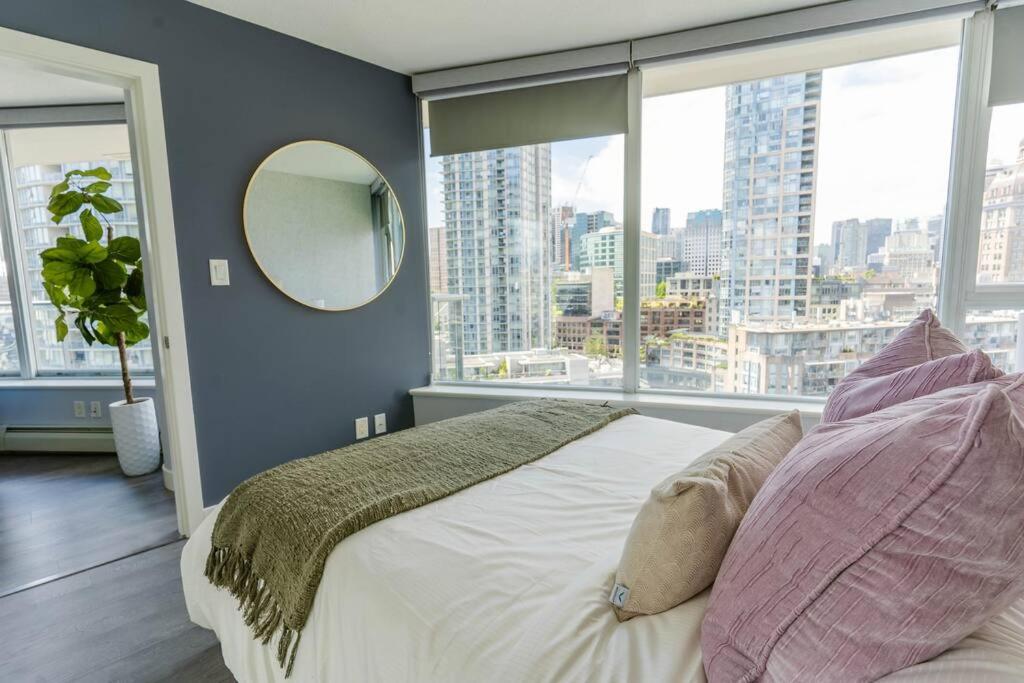 Downtown King Suite-Surround Views-Pool/Gym/Parkng